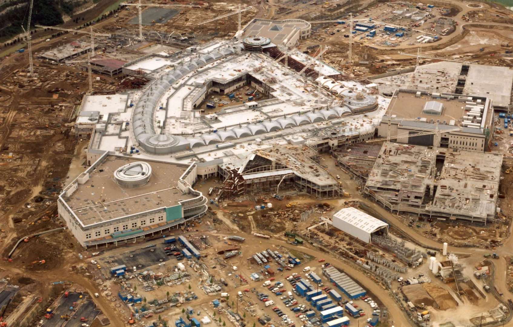 Aerial view of the construction work at Bluewater in April 1998