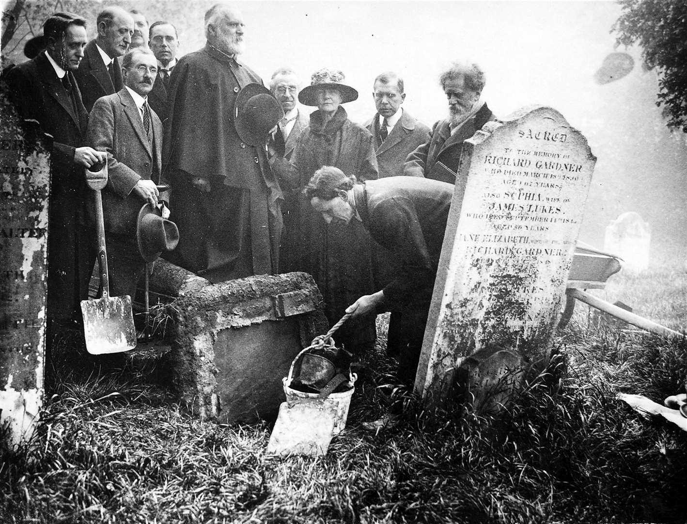 The scene in St George's Churchyard, Gravesend, during the exhumations to locate her grave in 1923