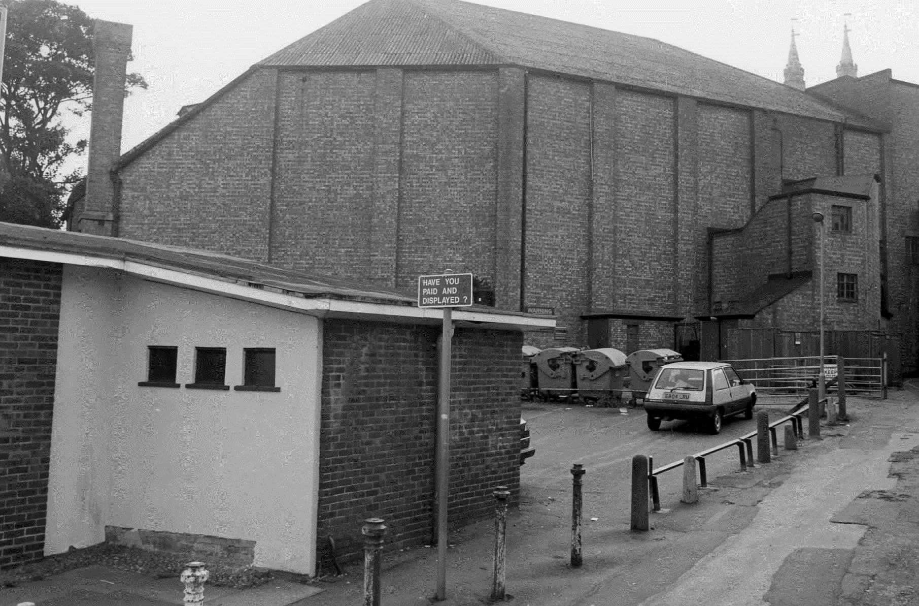 The rear of the bingo hall pictured in September 1991; the former Vicarage Lane car park toilets are in the foreground