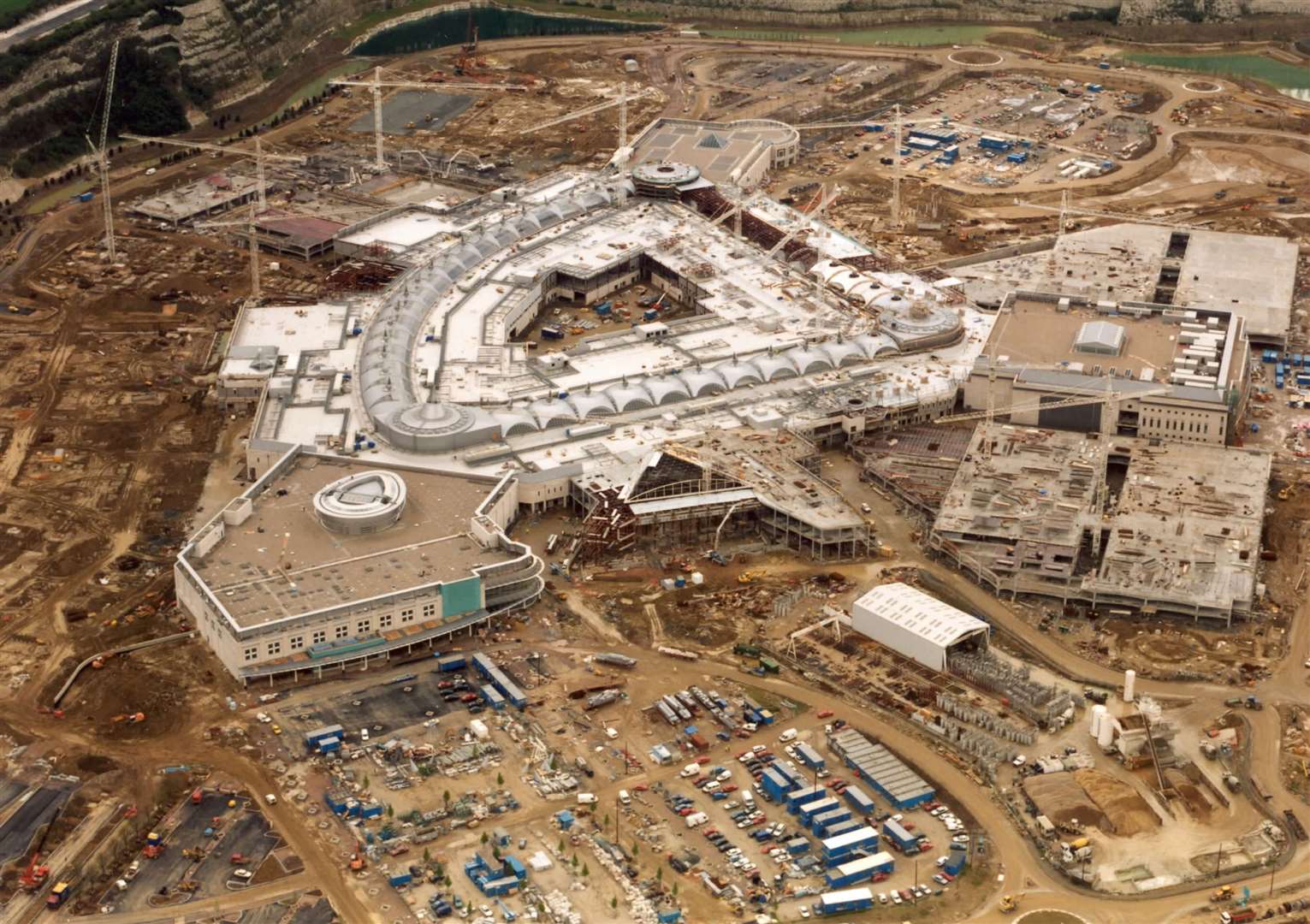 Bluewater taking shape in April 1998. Construction work lasted for three years, with a total of 20,000 people working on the £375 million project.