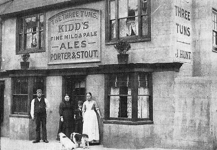The Three Tuns pub in Overy Street, Dartford, about 1895