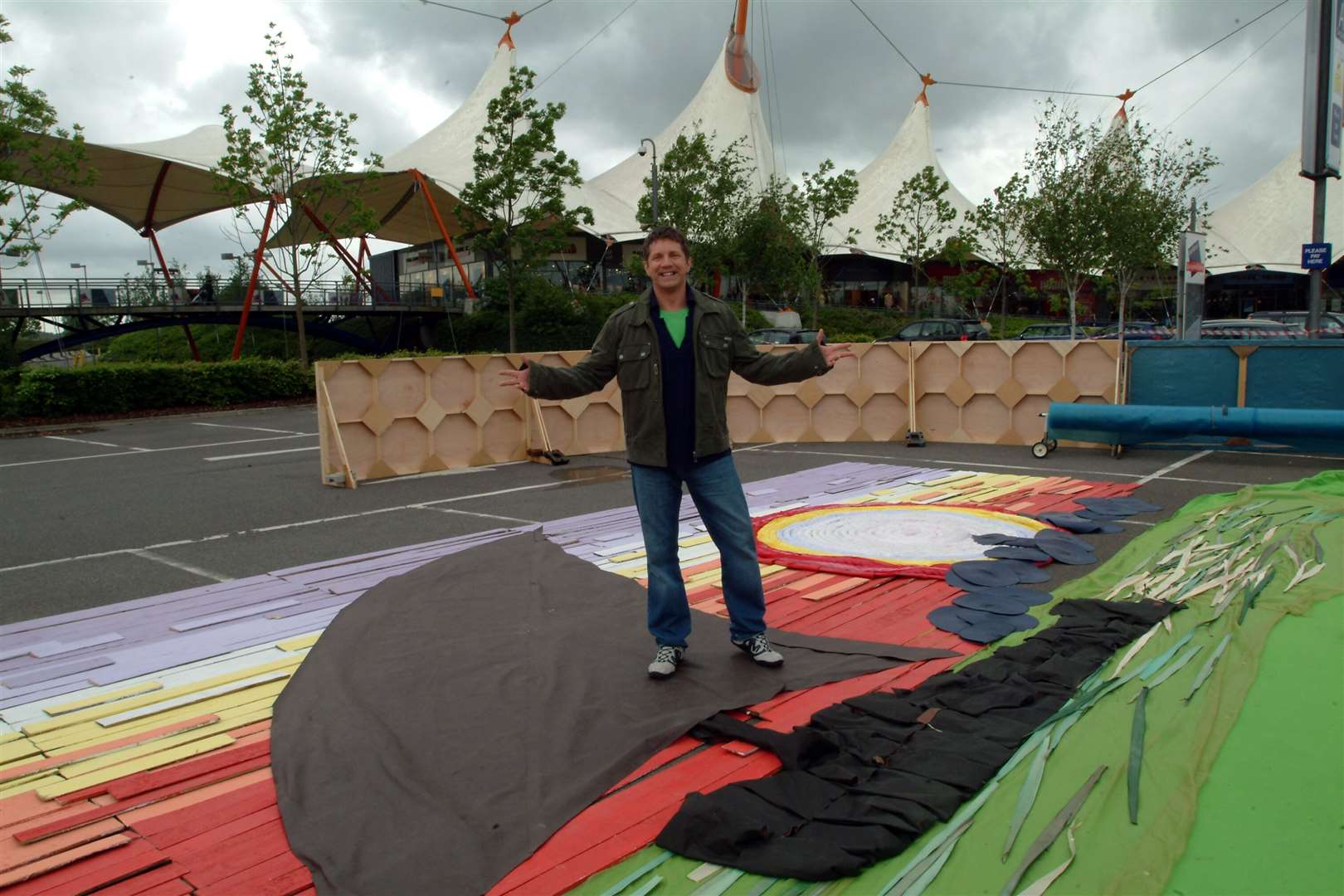 Neil Buchanan from TV show Art Attack with a giant mural of an Arab sailing boat in 2006