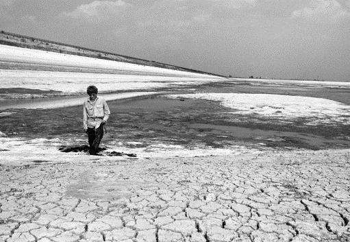 Staines Reservoirs in Middlesex, during the drought of 1976. ... PA/PA Archive
