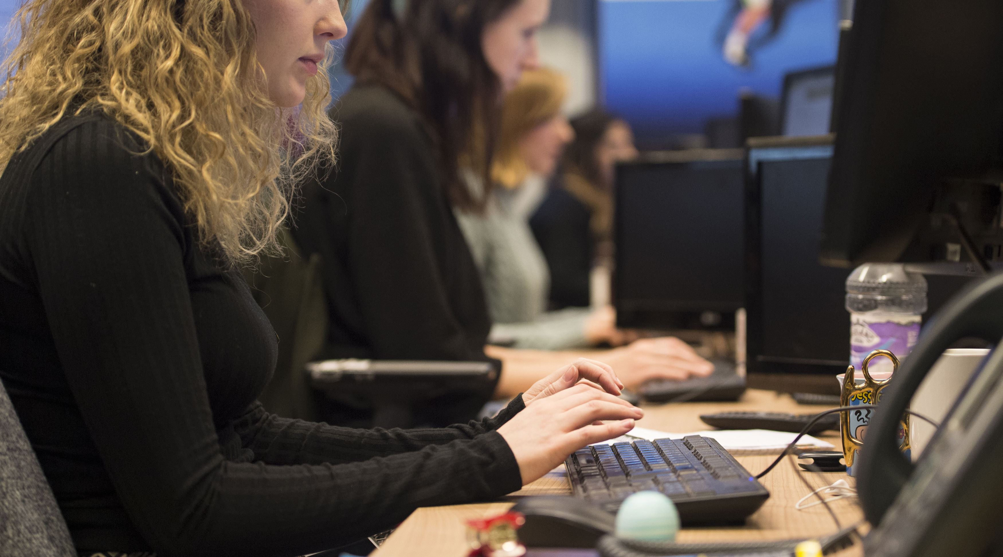 standing-desks-could-cut-sitting-time-by-an-hour-a-day-for-office-workers