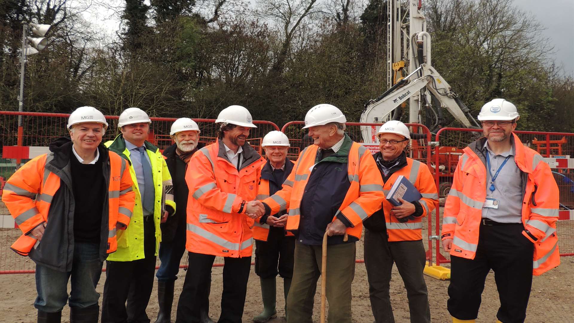 Thames Water hydrogeologist Jamie Richies shaking hands with Alan Williams.