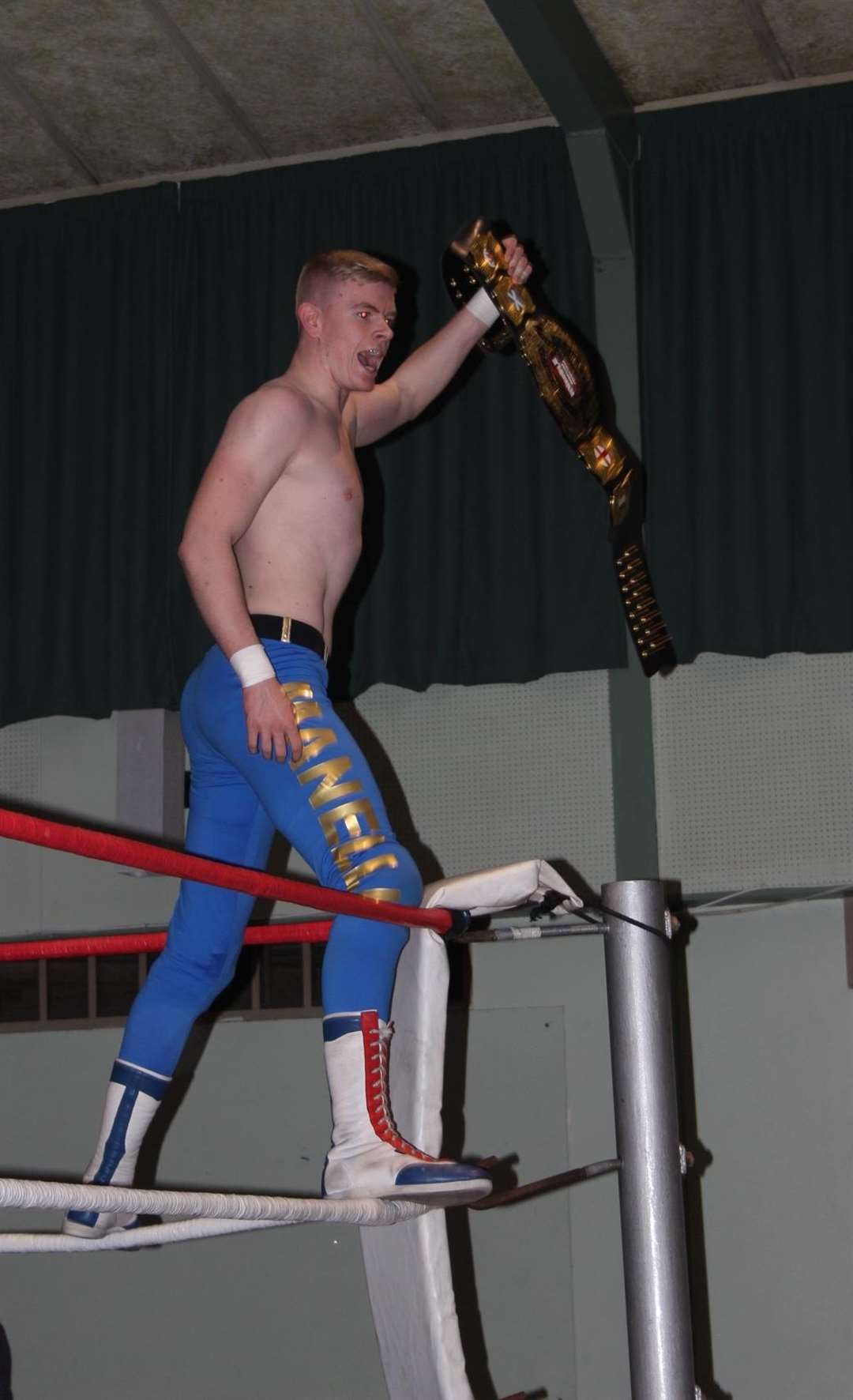 Syd Manelli clinches Rumble Wrestling's championship belt at Kemsley village hall (6296686)