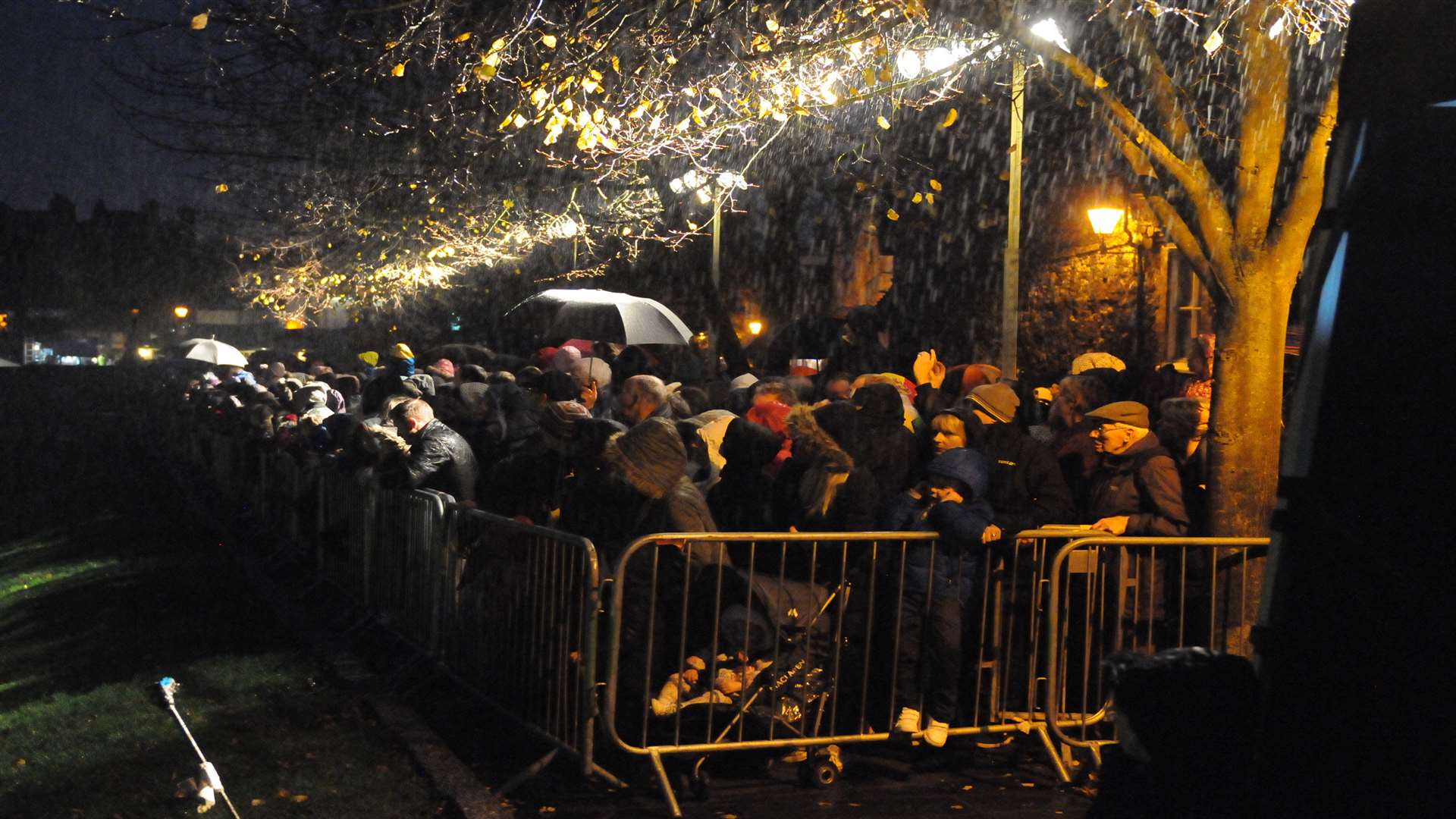 Despite the downpours hundreds of people went along to watch the siege.