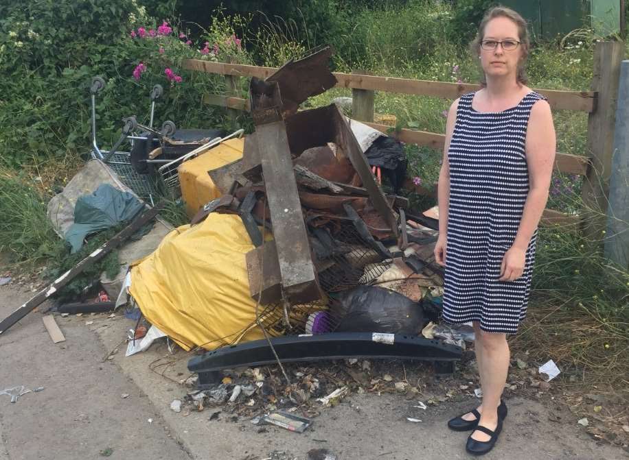 Cllr Mandy Garford. Flytipping in Cotton Lane, Stone, Dartford.