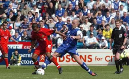 TOUGH TACKLER: the way manys fans will remember Paul Smith. Picture: GRANT FALVEY