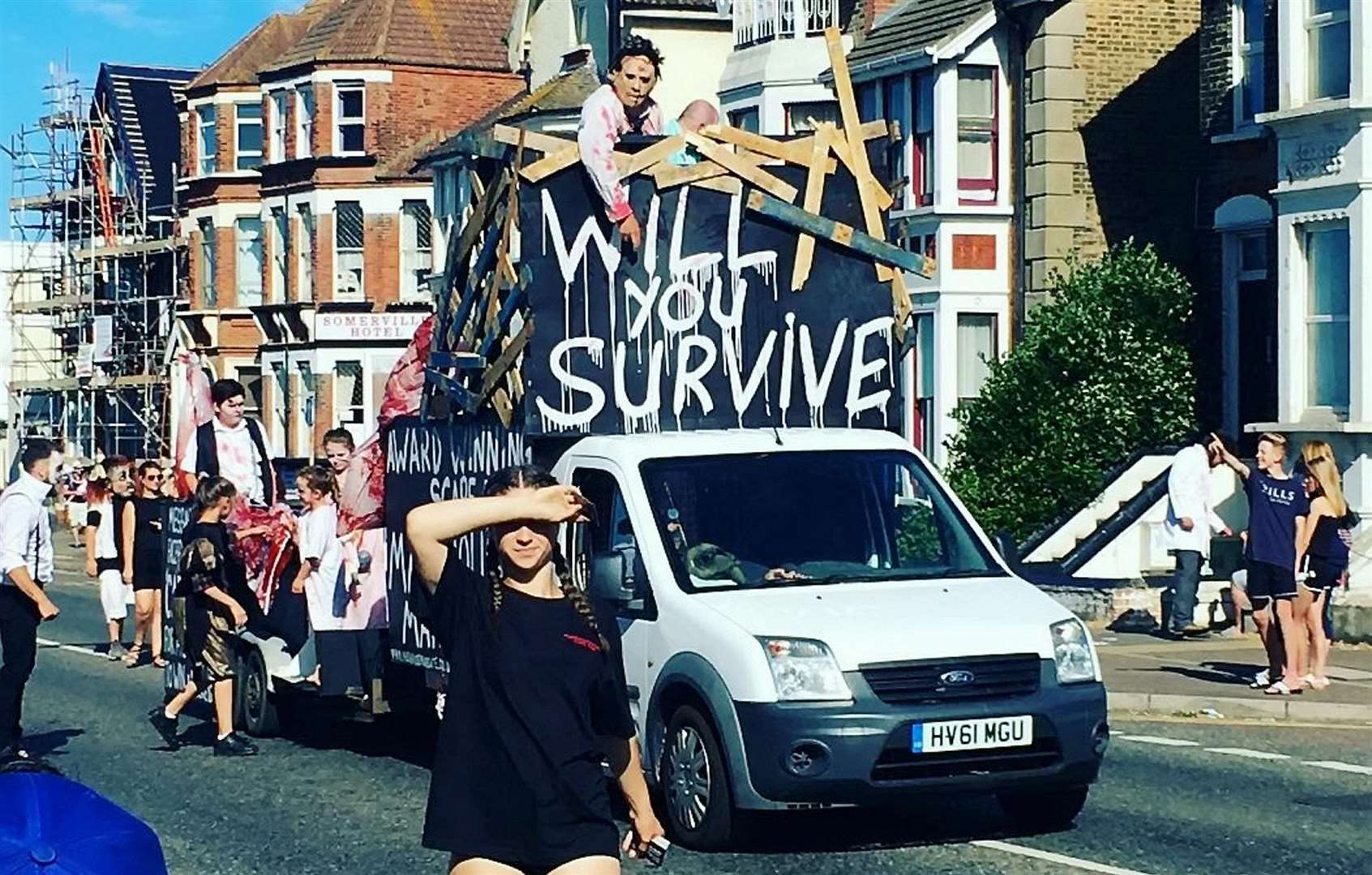 Parents had to protect children in tears during the scary procession