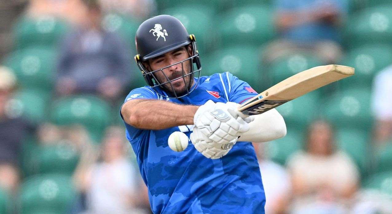 Grant Stewart - the Italian international all-rounder also came off the field with a shoulder problem, as Kent fielded. Picture: Keith Gillard