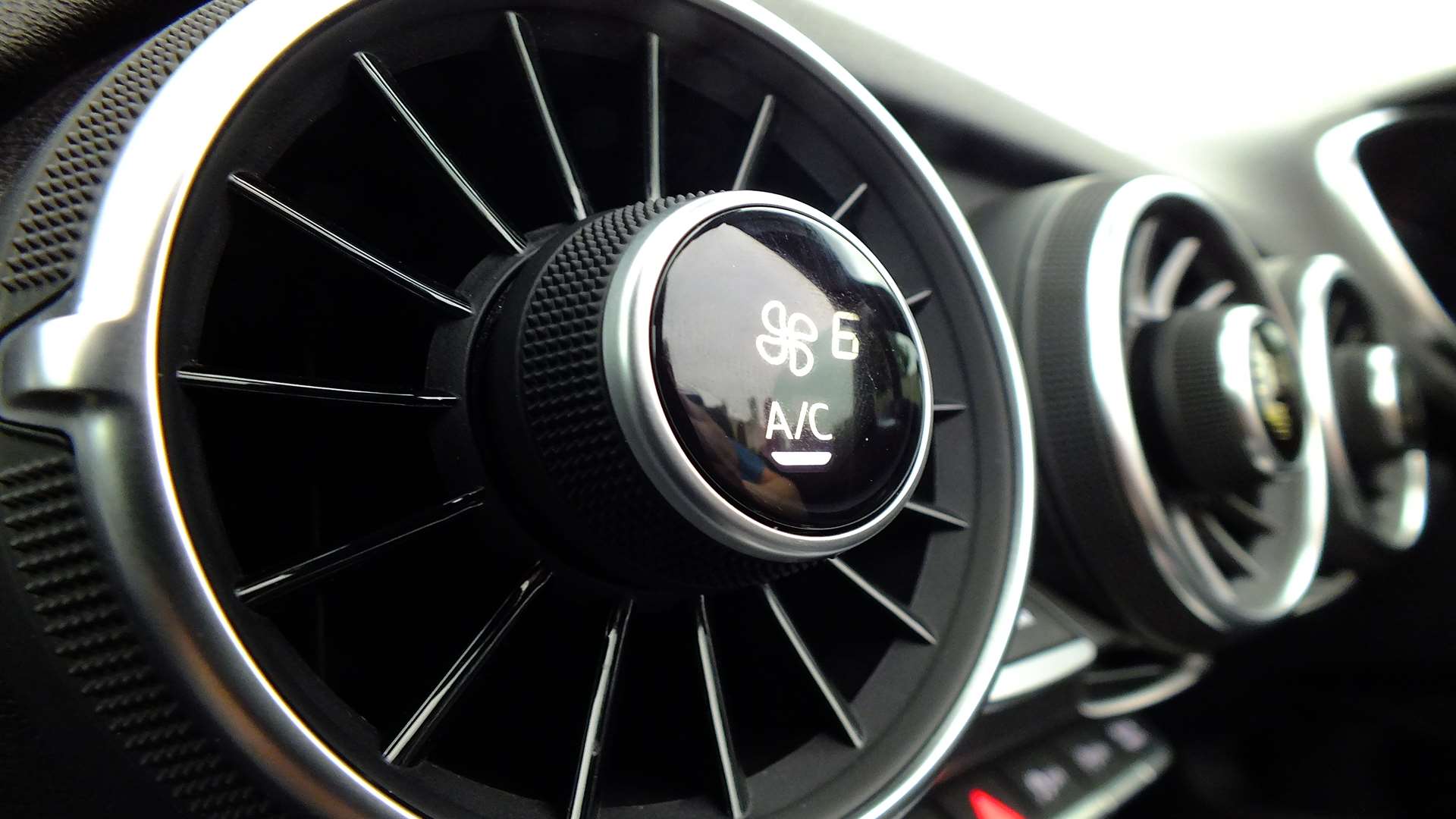 The vents contain the controls for the air con