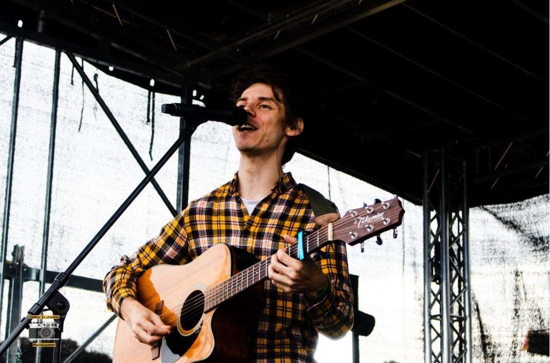 Singer-songwriter Gary Lucas entertains the crowd. Picture by Sophie Elizabeth