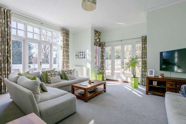 The living room. Picture: Zoopla / Strutt & Parker