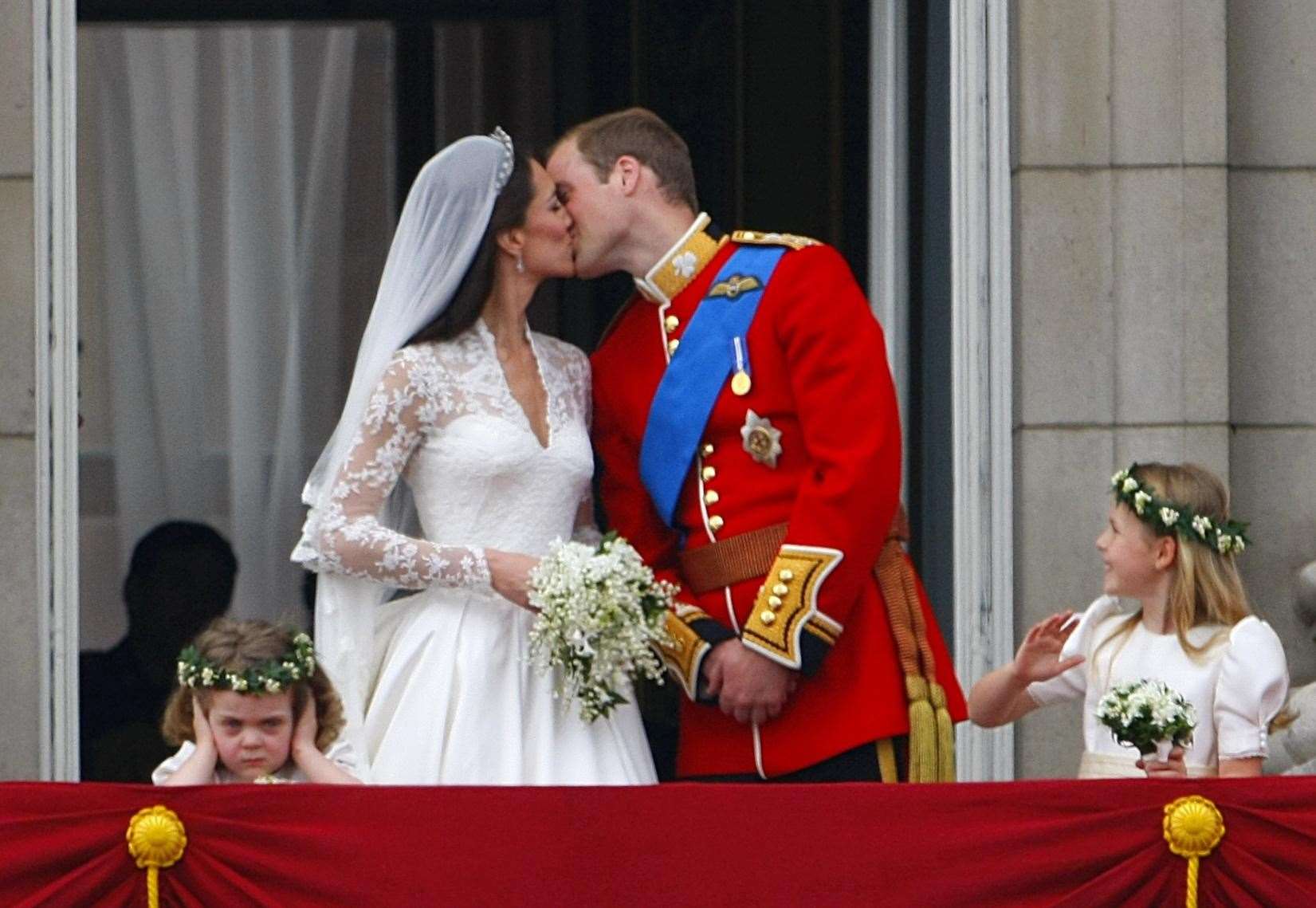 The bride and groom kiss on the balcony of Buckingham Palace (Chris Ison/PA)