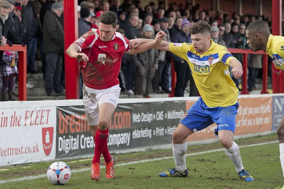 Joe Howe runs down the Ebbsfleet right (Pic: Andy Payton)