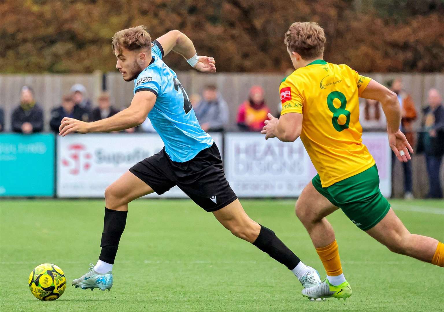 Antony Papadopoulos carries the ball through midfield. Picture: Helen Cooper