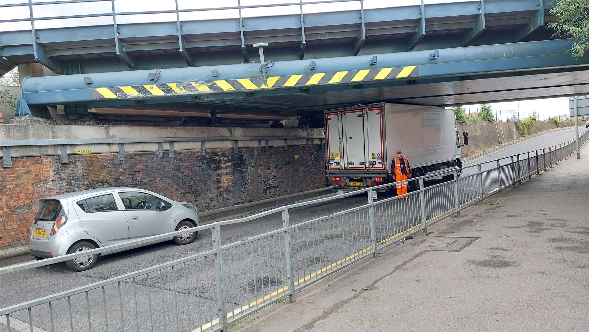 Drivers are still able to pass the stuck lorry