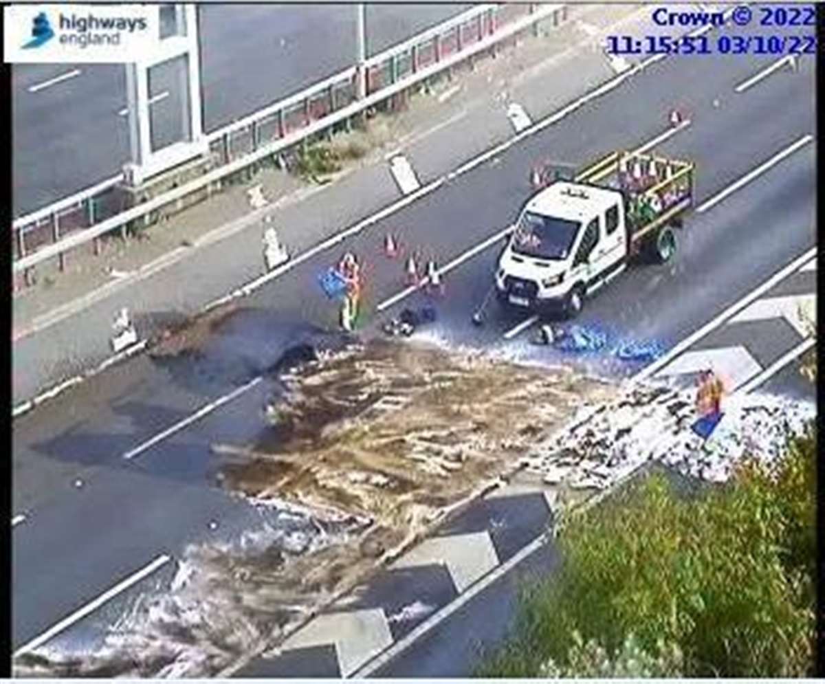 M20 closed between Junction 5 and 6 near Maidstone after lorry