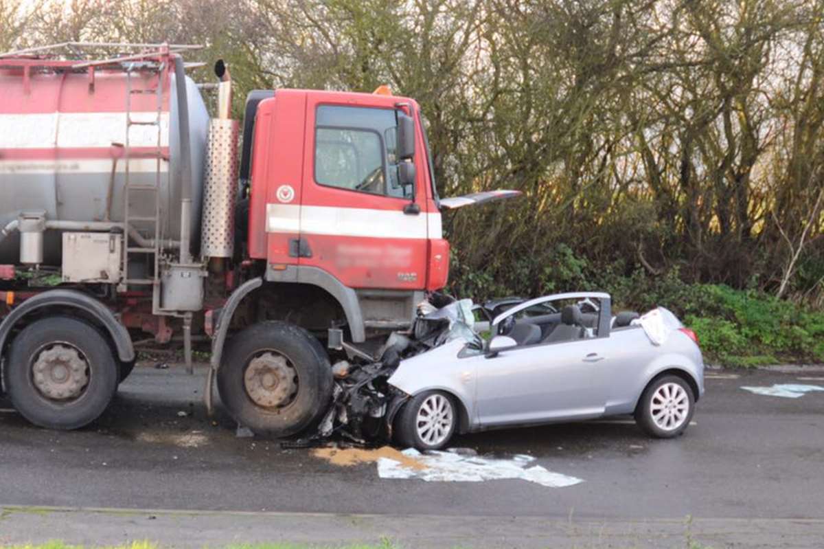 Simon Oakley relives moment of head-on crash with lorry in Faversham during  meeting with firefighters and lorry driver