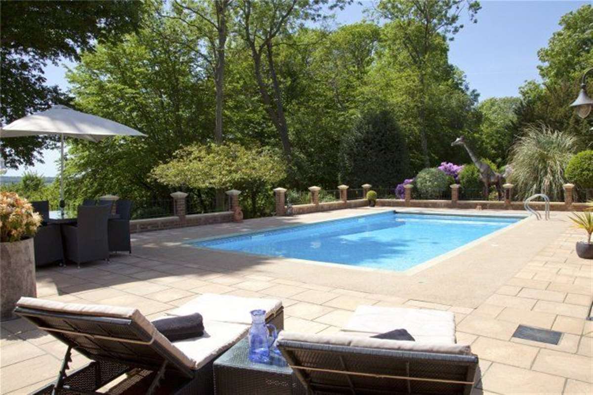 Houses for sale with outdoor swimming pools
