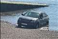 Car gets stuck in the sea