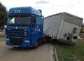 Whoops! Lorry loses trailer on roundabout