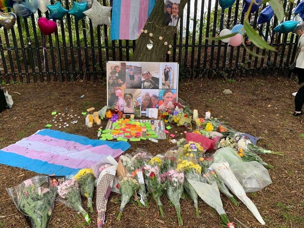 Tributes to Ellis Murphy-Richards at New Road playing fields, Sheerness, by classmates (47875086)