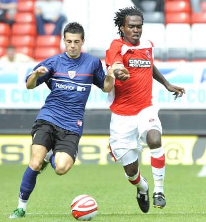 Kelly Youga tussles with a Bilbao opponent