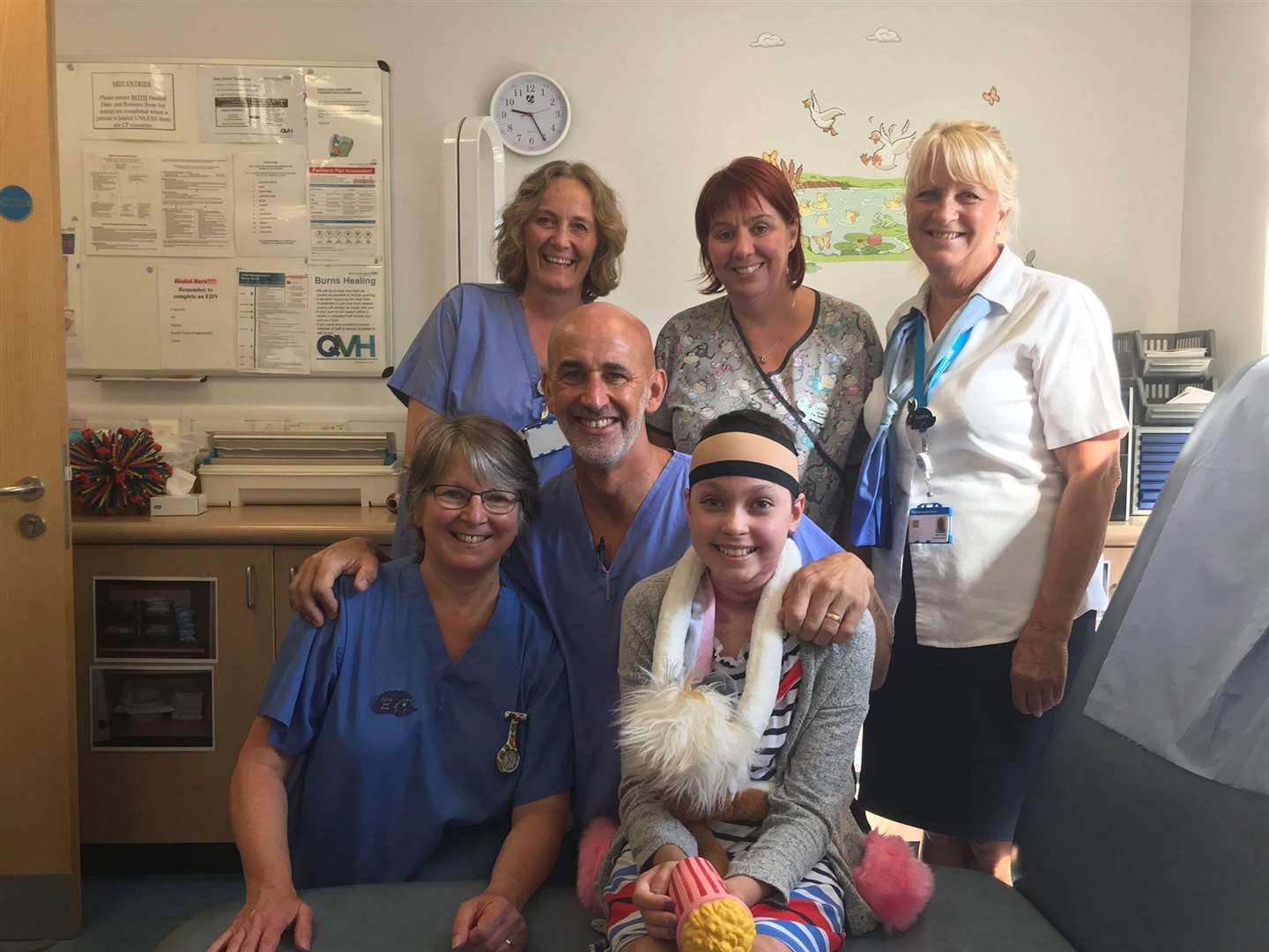 Jessie Symons together with staff from Peanut ward (3305891)