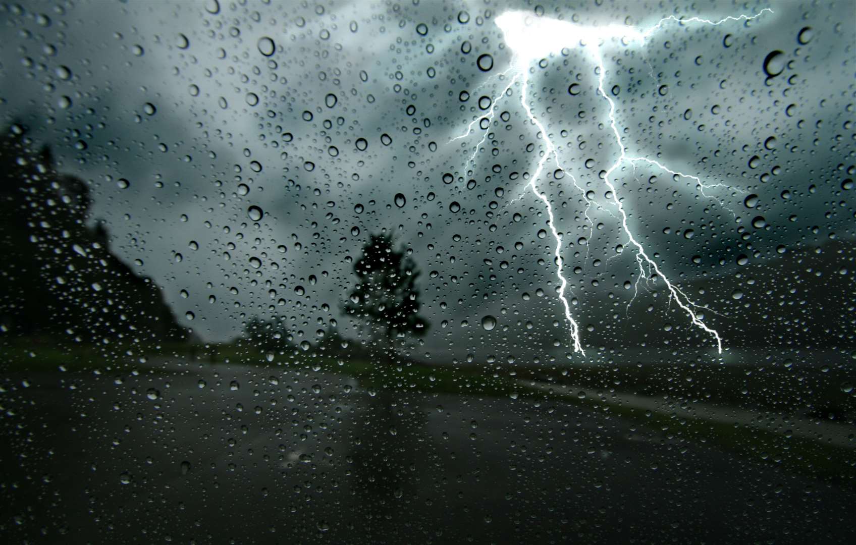 A weather warning for thunderstorms, covering all of Kent, has been issued