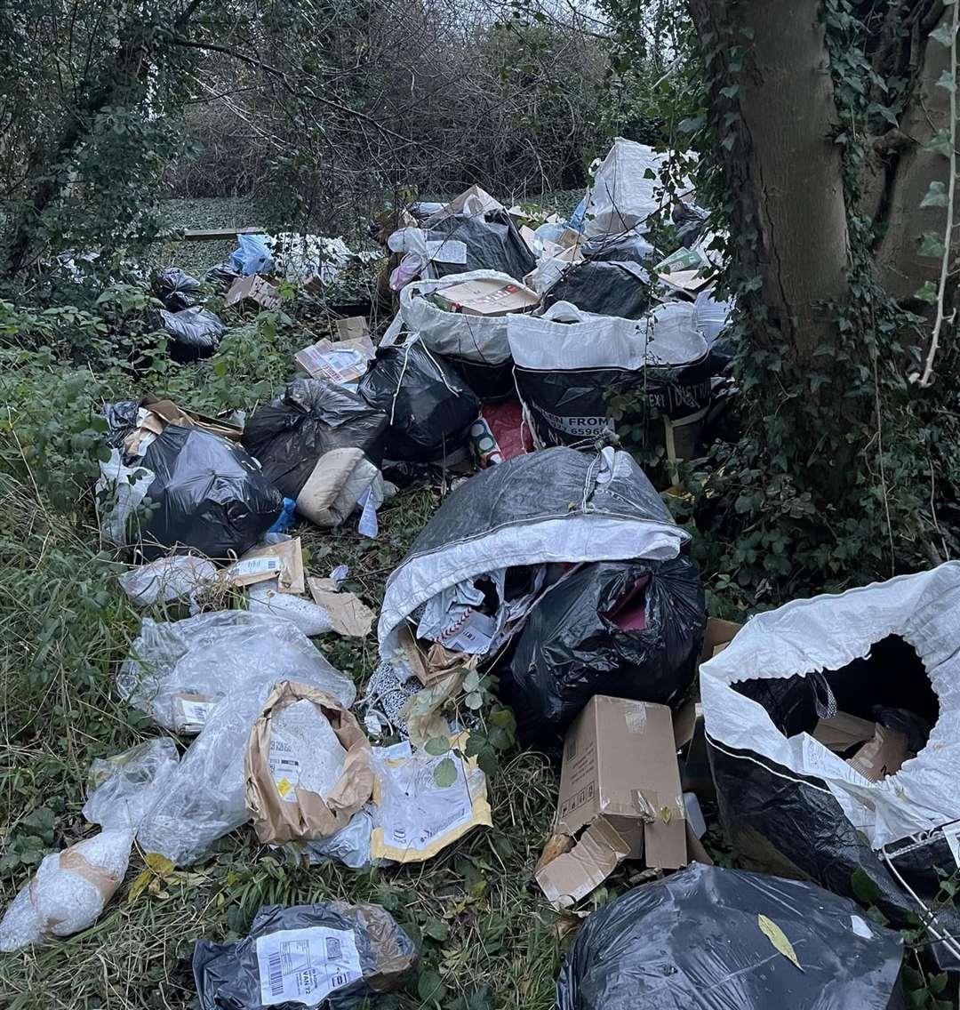 investigation-launched-after-huge-sackfuls-of-evri-parcels-found-dumped-in-beacon-road-chatham