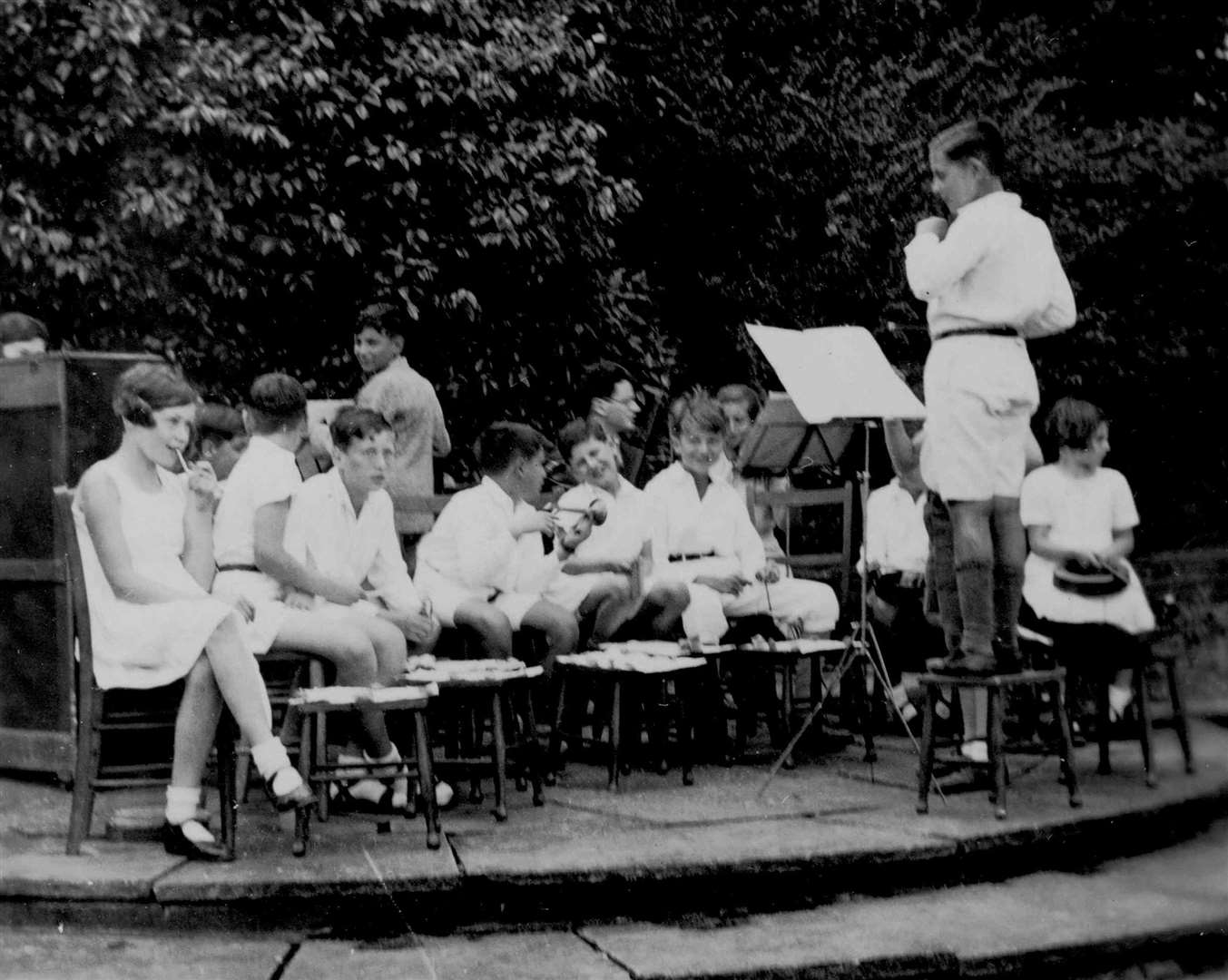 Children at Bunce Court during wartime