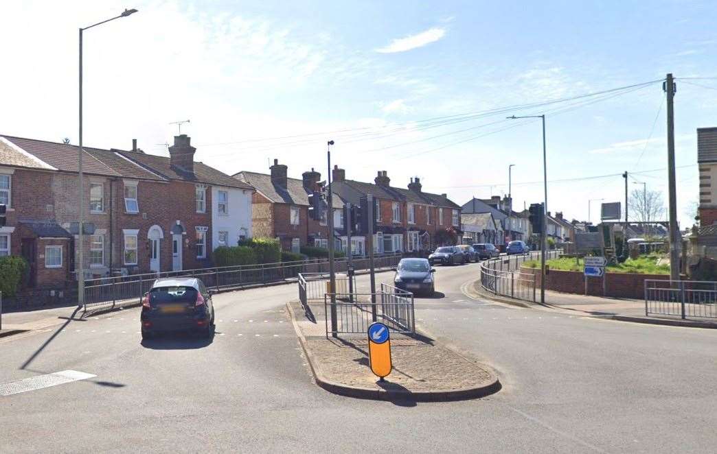 Man arrested in Kingsnorth Road, Ashford after arson threats see road cordoned off