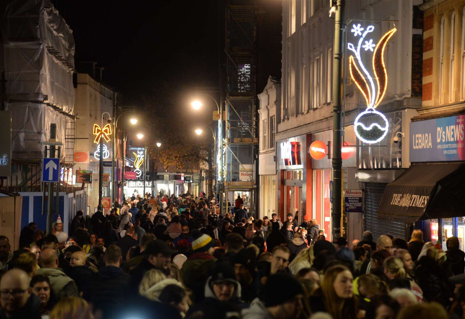 Crowds turn out in Strood and Chatham to celebrate beginning of extra ...