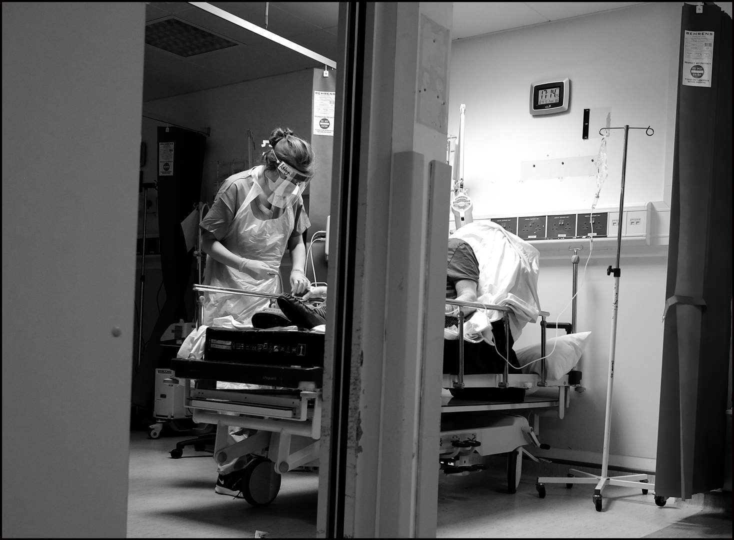 One of Dr Goh’s ED colleagues treats a patient (Tuck Goh/PA)