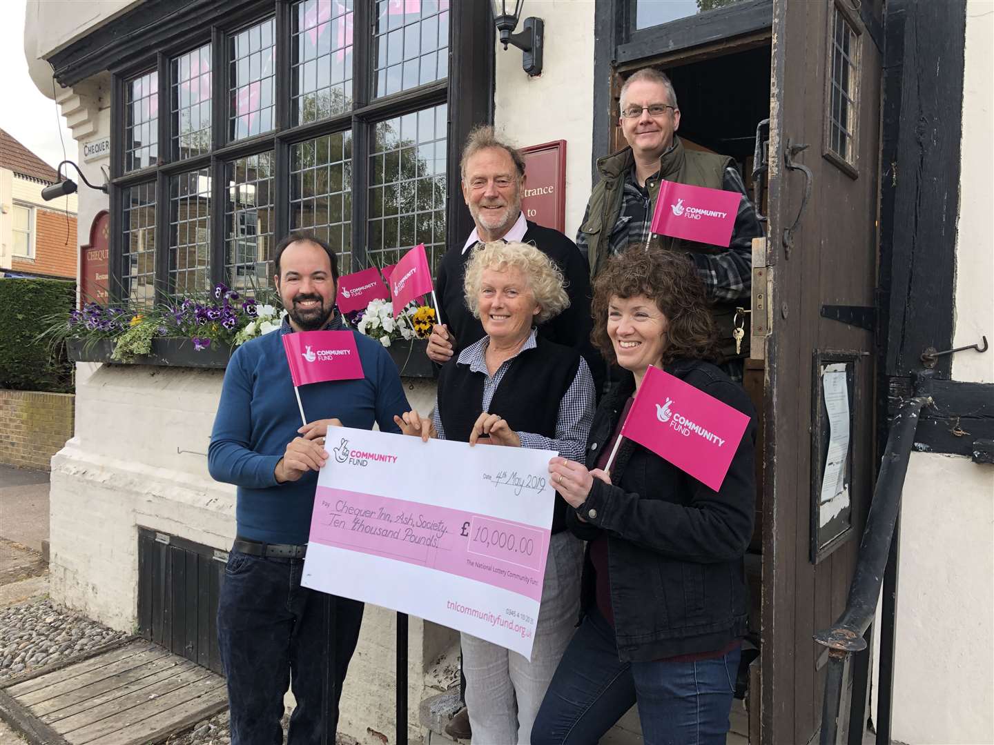 David Greaves, Jon Scatchard, Matthew Titterton, Jane Greaves and Sandra Scatchard with the Lotto cheque