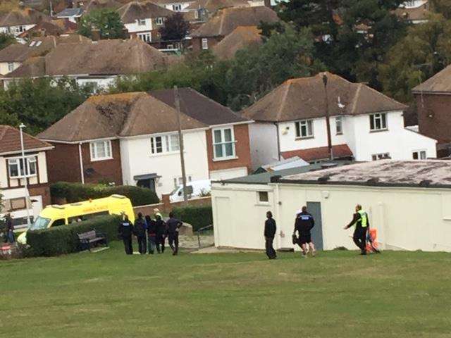 Police escort suspected migrants at The Warren and East Cliff (5035448)