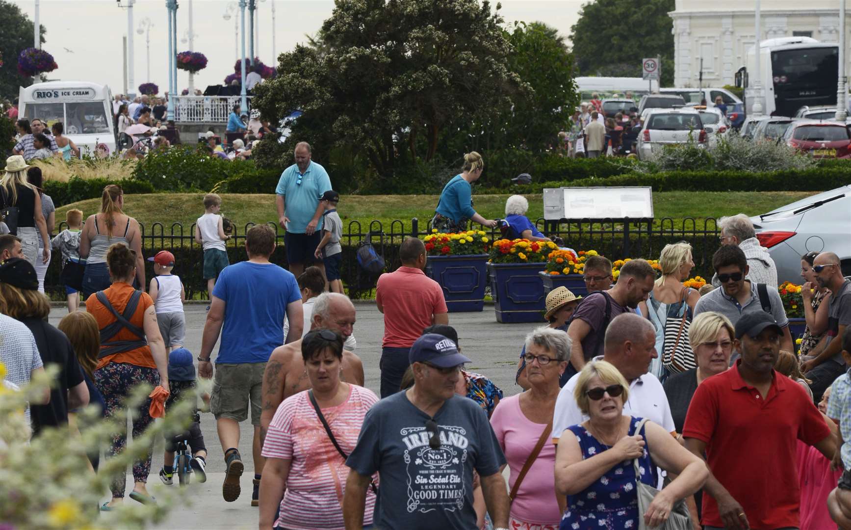 Folkestone Red Arrows Display over The Leas .Crowds gather.Picture: Paul Amos. (12853667)