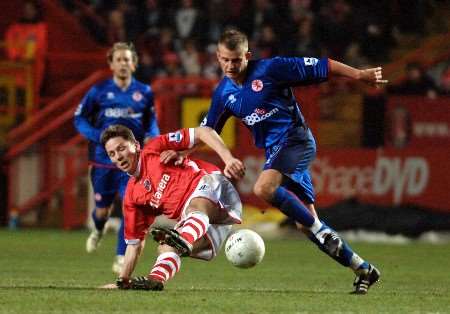 Matt Holland and Boro's Luke Cattermole battle for the ball. Picture: MATTHEW READING