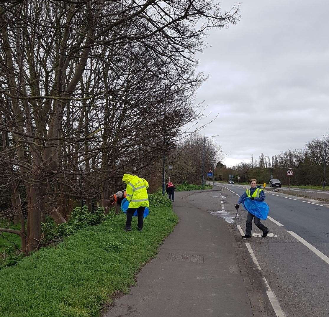 Litter picking along Rochester Road, Gravesend