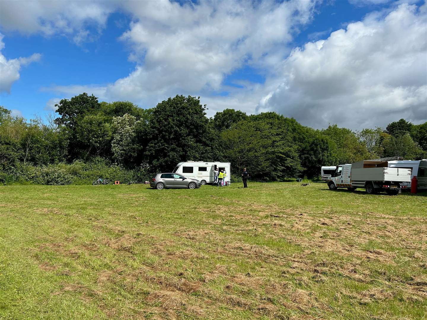 Police are in attendance and are speaking with the travellers in Kinsgnorth, Ashford