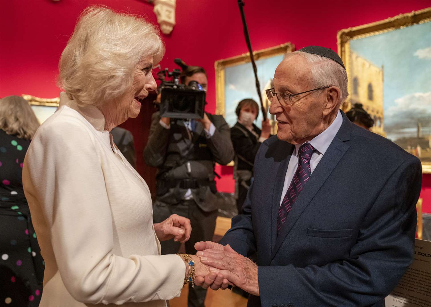 Camilla chats to Holocaust survivor Manfred Goldberg (Arthur Edwards/The Sun)