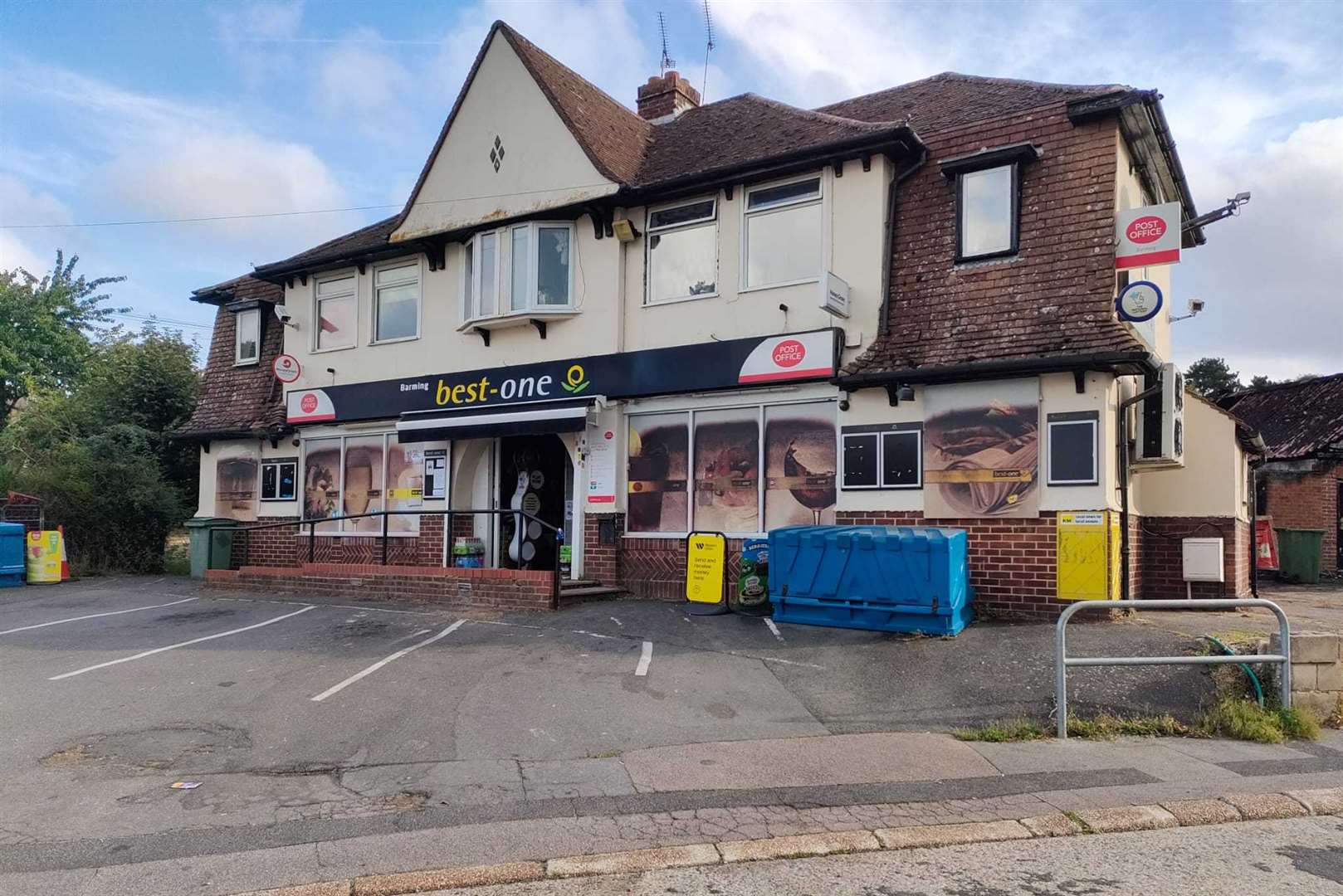 Firefighters were called to Best-one off-licence in Bull Orchard, Barming