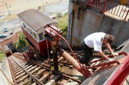 Folkestone's Leas Lift gets stuck