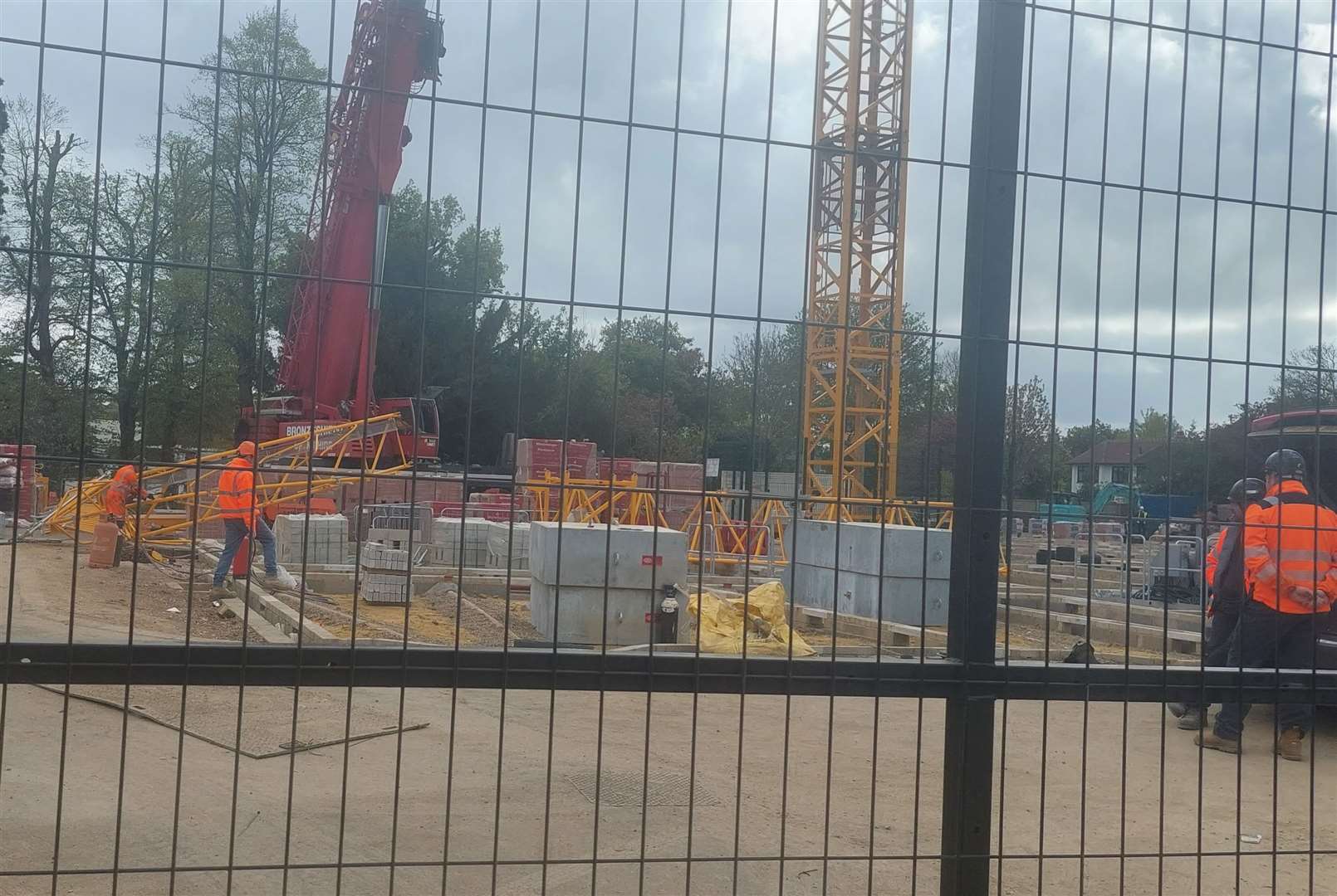 The jib of a crane that collapsed as it was being erected has been dismantled this morning