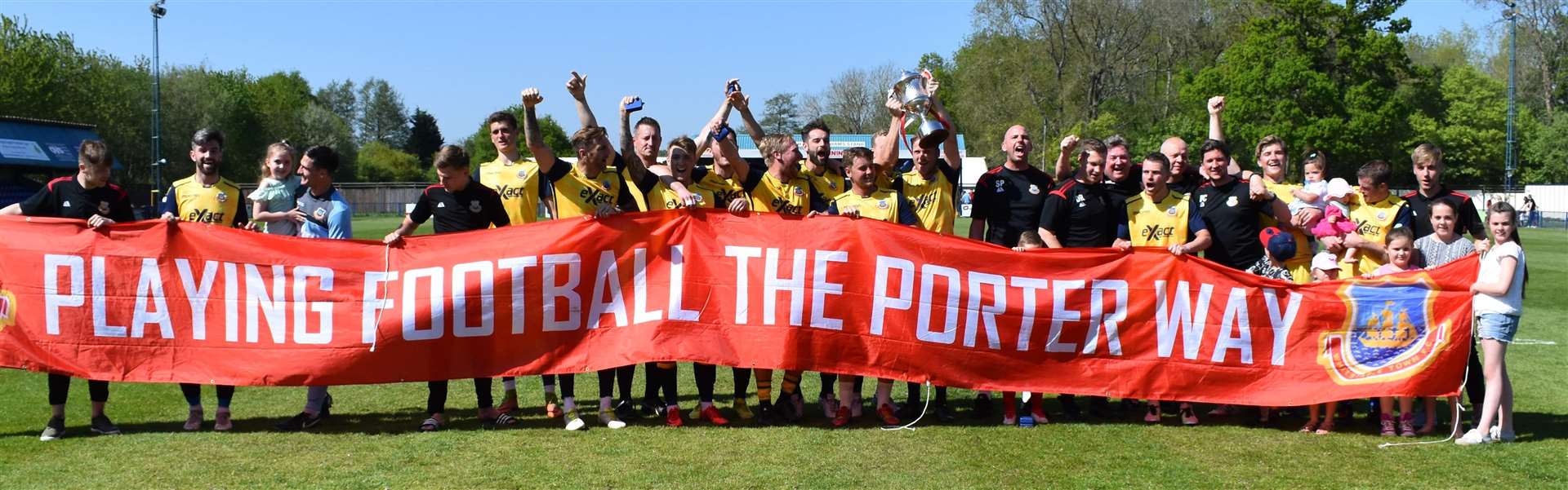 Whistable Town celebrate winning the Challenge Cup Final against Tunbridge Wells at Longmead. (1860943)