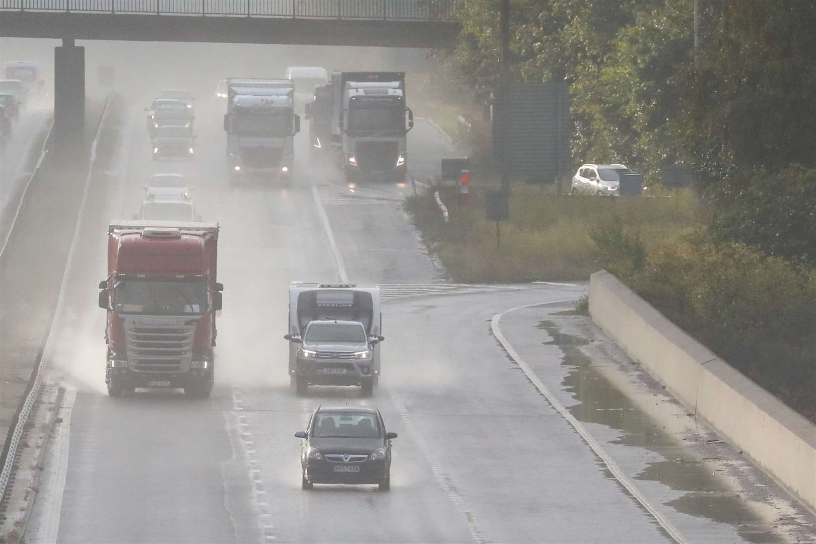 Heavy rainfall on the M2 near Maidstone. Picture: UKNiP (41371899)