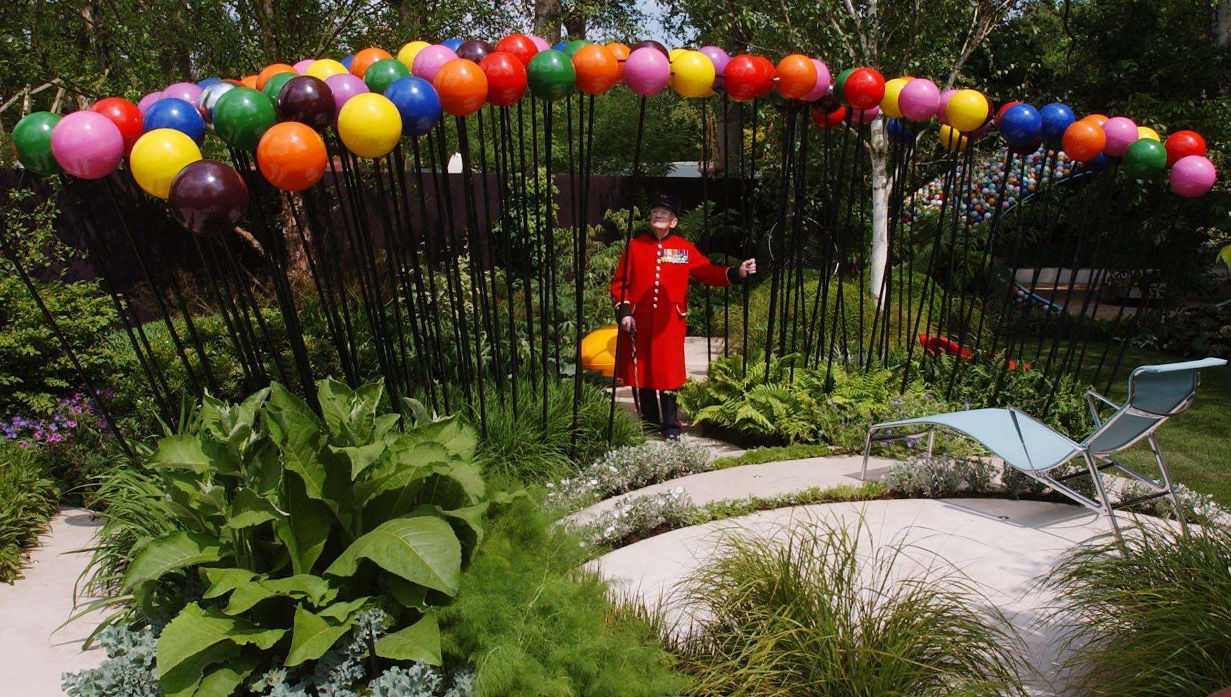 Chelsea Pensioner Stan Kendrick, 92, looking at a garden called A Colourful Suburban Eden in 2004 (Stefan Rousseau/PA)