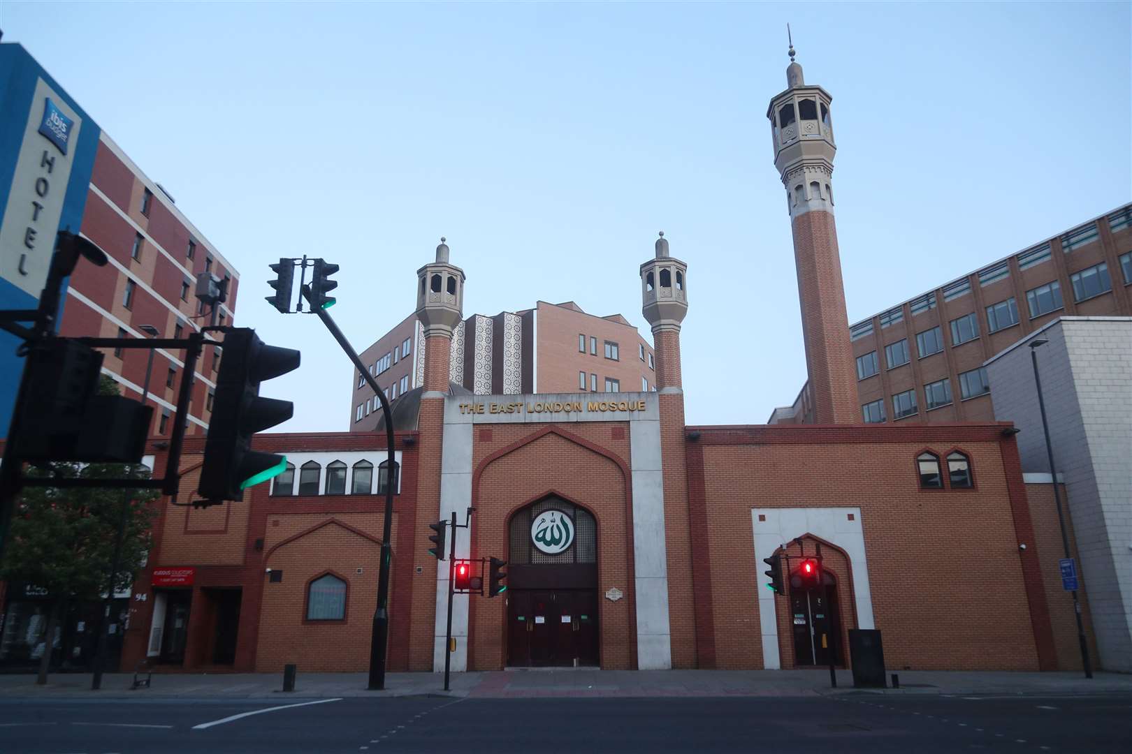 Сколько мечетей в лондоне. East London Mosque. Восточная Лондонская мечеть. East London Mosque фото. East London Mosque изнутри фото.